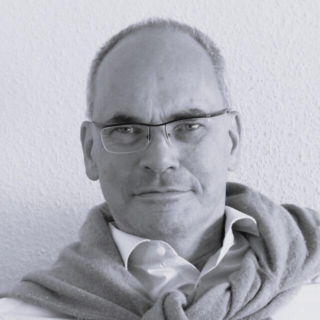 https://www.krisen-bewegen.org/wp-content/uploads/2025/10/CP-Bild-SW-640x640.jpg