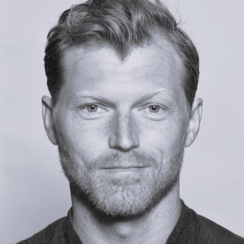 https://www.krisen-bewegen.org/wp-content/uploads/2025/10/JS-Bild-SW.jpeg