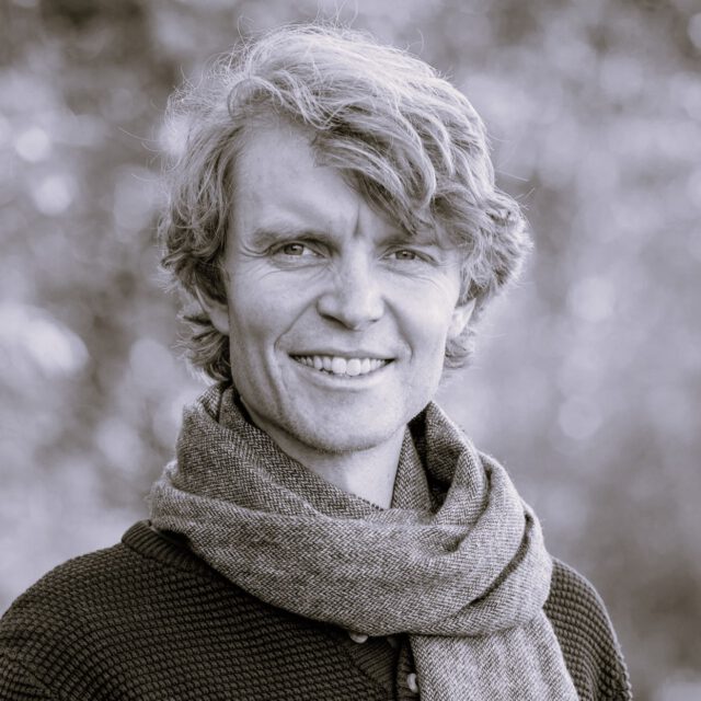 SR Bild1_SW https://www.krisen-bewegen.org/wp-content/uploads/2025/11/SR-Bild1_SW-640x640.jpg